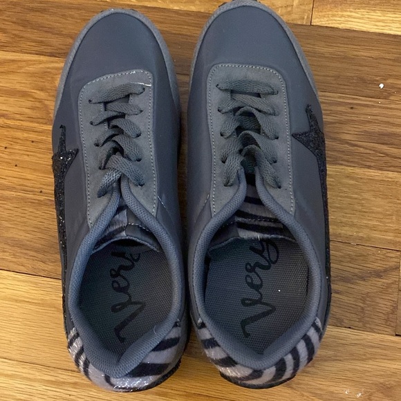 Very G Women’s Gray Sneakers Size 9 - Picture 2 of 8